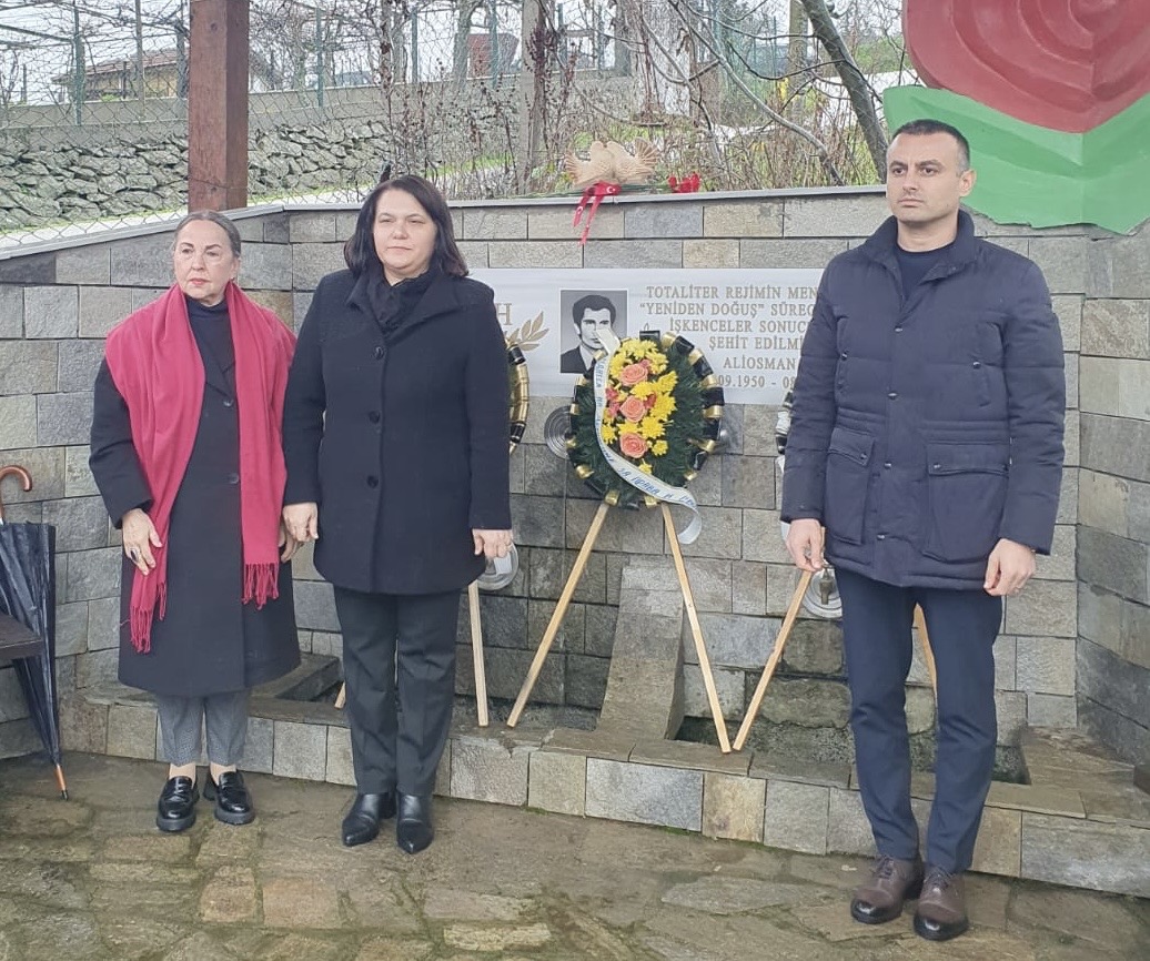 Bulgaristan‘da Mestanlı ve köylerinde otaliter rejimin uyguladığı asimilasyon sonucu kimliği, dili ve dini uğruna hayatlarını kaybeden şehit ve gazilerimizin 41’inci Anma Yıldönümü'nde düzenlenen miting ve törenlerine katıldık.