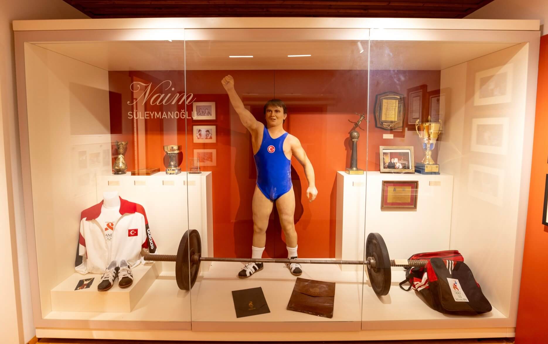 “NAİM SÜLEYMANOĞLU ANI EVİ” 18 Kasım 2025 tarihinde resmi törenle müze olarak ziyarete açıldı.